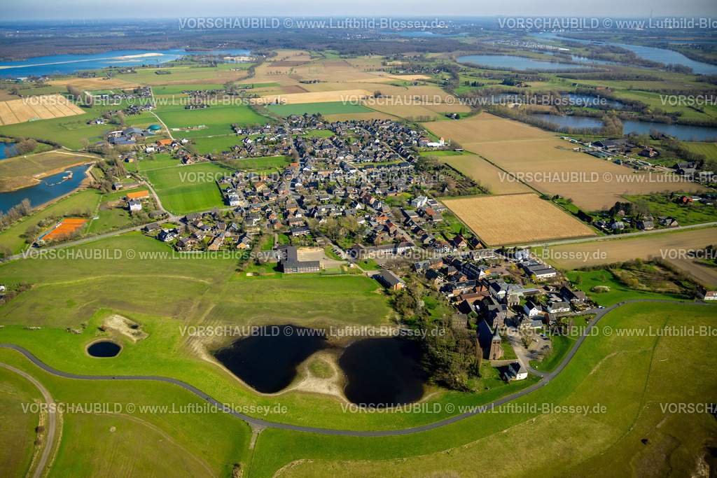 Wesel240311876 | Luftbild, Wohngebiet Ortsansicht Ortsteil Bislich und zwei Teiche, vorne die kath. Kirche St. Johannes und Pastor-Kühnen-Platz, Bislich, Wesel, Nordrhein-Westfalen, Deutschland
