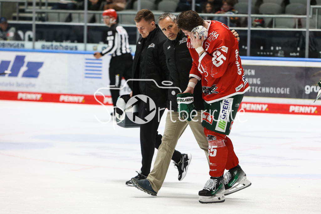 Augsburger Panther - Straubing Tigers | Der angeschlagene Niklas LAENGER (AEV #65) wird verletzt vom Eis gebracht