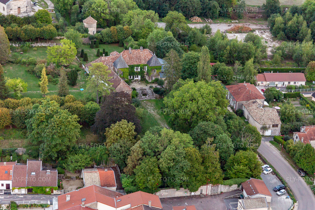 Aerial view: Chateau Noncourt in Noncourt-sur-le-Rongeant in the state Haute Marne, France. – Photo: IMG_134370.jpg taken on 09/03/2022 by Werner Riehm/FLY-FOTO.com – Resolution of the original: 5472 x 3648 px