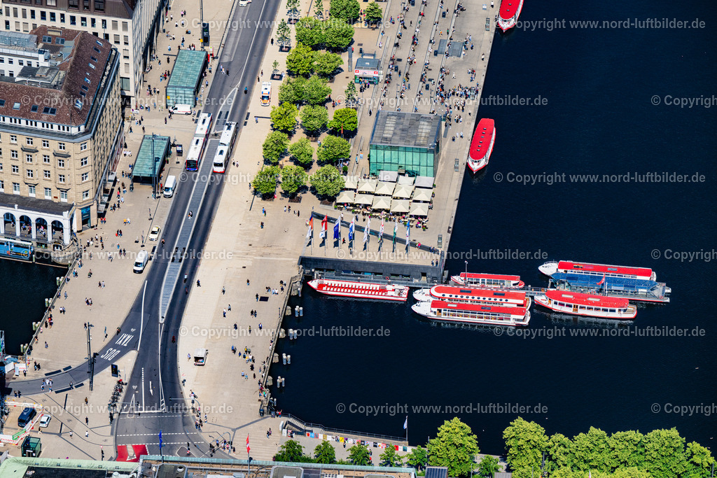 Hamburg_Jungfernstieg_ELS_7226200625 | HAMBURG 20.06.2025 Uferbereiche am Seegebiet des Jungfernstieg mit Hafenanlagen für Fähren- Schiffe der "ATG Alster-Touristik GmbH" an der Binnenalster - Kleine Alster in Hamburg. Weiterführende Informationen bei: ATG Alster-Touristik GmbH. // Riparian areas on the lake area of Jungfernstieg with a port for ferry ships from the "ATG Alster-Touristik GmbH" at the Binnenalster - Kleine Alster in Hamburg in Hamburg, Germany. Further information at: ATG Alster-Touristik GmbH. Foto: Martin Elsen