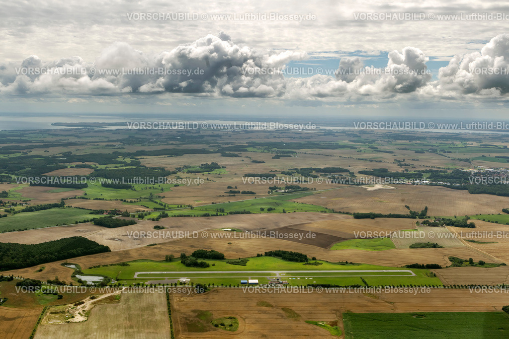 Ruegen12081936Guettin | Luftbild, Wolken, Inselflughafen, Verkehrslandeplatz Güttin, Landebahn,  Dreschvitz, Insel Rügen, Mecklenburg-Vorpommern, Deutschland, Europa
