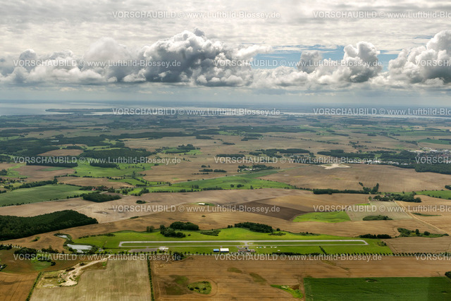 Ruegen12081936Guettin | Luftbild, Wolken, Inselflughafen, Verkehrslandeplatz Güttin, Landebahn,  Dreschvitz, Insel Rügen, Mecklenburg-Vorpommern, Deutschland, Europa