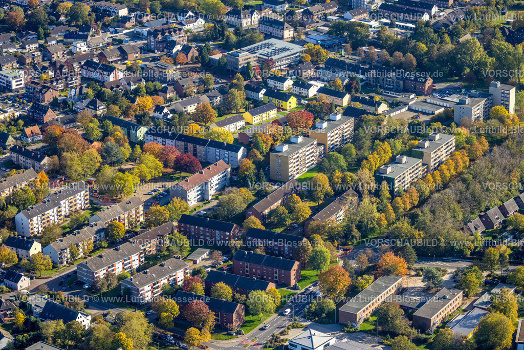 Neukirchen-Vluyn221004739 | Luftbild, Wohnsiedlung Mehrfamilienhäuser, Neukirchener Ring, Bäume in Herbstfarben, Neukirchen, Neukirchen-Vluyn, Ruhrgebiet, Niederrhein, Nordrhein-Westfalen, Deutschland