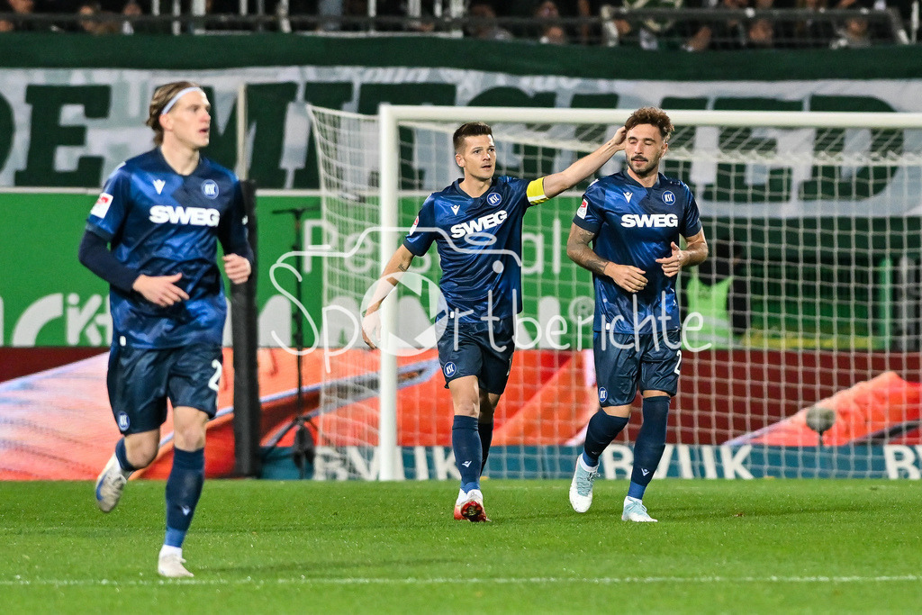 SpVgg Greuther Fürth - Karlsruher SC | FUERTH, GERMANY - OCTOBER 24: Fabian SCHLEUSENER (Karlsruher SC 24)  celebrating the goal to makes 0-1 during the 2. bundesliga match between SpVgg Greuther Fuerth vs. Karlsruher SC on matchday 10 at Sportpark Ronhof Thomas Sommer on October 24, 2025 in Fuerth, Germany / DFL REGULATIONS PROHIBIT ANY USE OF PHOTOGRAPHS AS IMAGE SEQUENCES AND/OR QUASI-VIDEO