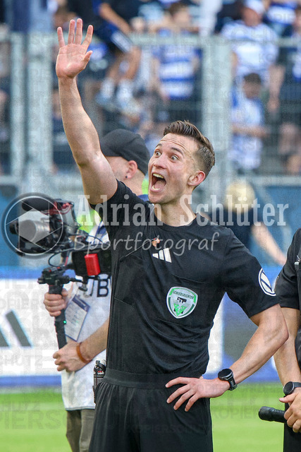 23.05.2026, GER, Fussball, Herren, Niederrheinpokal Finale, Saison 2025/2026, SC St. Tönis - MSV Duisburg | Schiedsrichter Jan Peter Weßels gestikuliert, Gestik und Mimik