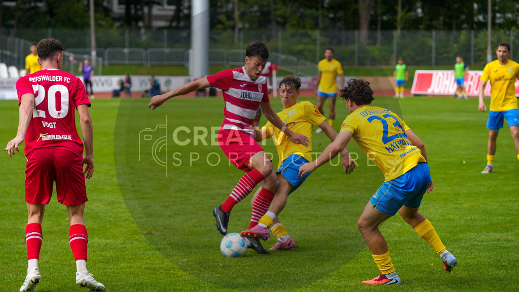Fußball, Herren, Saison 2025/2026, Regionalliga Nordost, 9. Spieltag, Greifswalder FC vs. FSV 63 Luckenwalde, Sonntag 21.09.2025, Volksstadion Greifswald, | Fußball, Herren, Saison 2025/2026, Regionalliga Nordost, 9. Spieltag, Greifswalder FC vs. FSV 63 Luckenwalde, Sonntag 21.09.2025, Volksstadion Greifswald, Im Bild: Jannis Farr (l. Greifswald) und Len Neumann (r. Luckenwalde) - Realisiert mit Pictrs.com