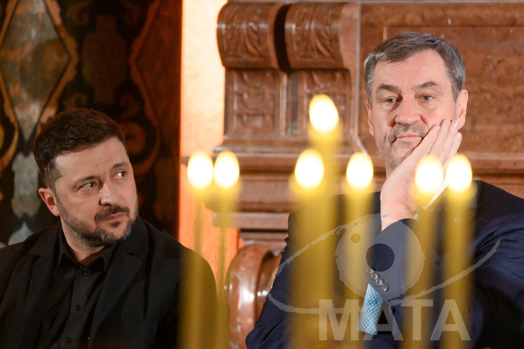 _DWI5394 | Politiker Wolodymyr Selenskyj, Präsident der Ukraine und Bayerns Ministerpräsident Markus Söder (CSU) in der Münchner Residenz bei der Verleihung des Ewald-von-Kleist-Preises. Der diesjährige Ewald-von-Kleist-Preis wird am Rande der Münchner Sicherheitskonferenz 2026 an das ukrainische Volk vergeben. München, 14.02.2026 Bayern Deutschland - Realisiert mit Pictrs.com