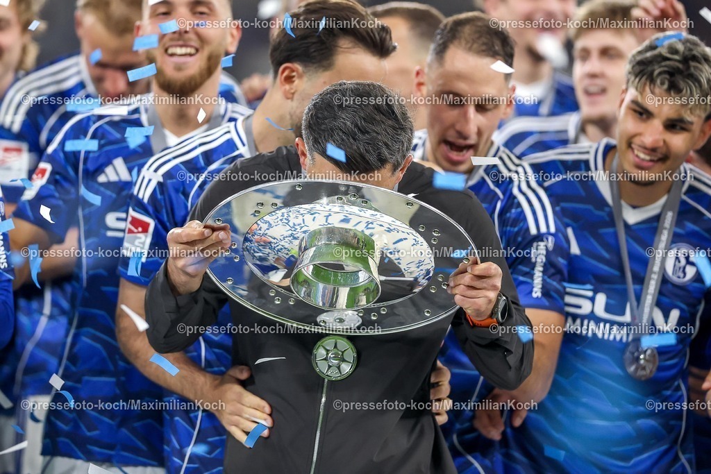 S0417052602017 | 17.05.2026, Fußball, FC Schalke 04 - Eintracht Braunschweig, 34. Spieltag, 2. Fußball Bundesliga, Veltins-Arena Gelsenkirchen, Saison 2025 2026: Schalke 04 ist Meister der 2. Bundesliga. Die Mannschaft gewinnt die Meisterschaft und steht jubelnd auf dem Spielfeld. Freude und Emotionen nach dem Sieg. Cheftrainer Miron Muslic (Schalke04)  mit der Meisterschale bei der Siegerehrung DFB regulations prohibit any use of photographs as image sequences and or quasi-video.