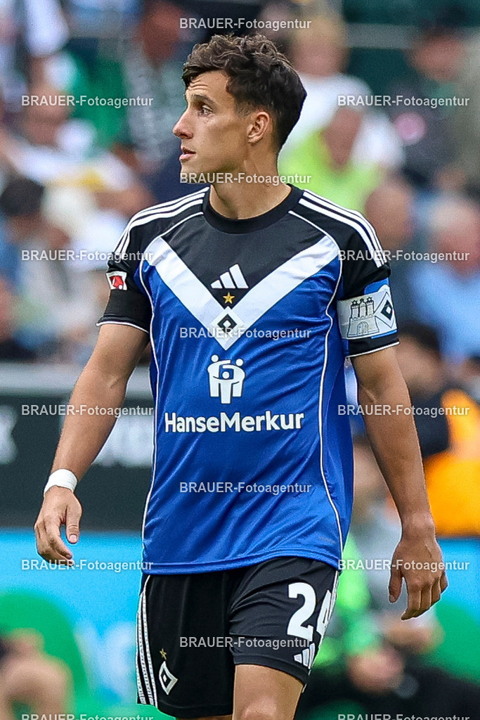 Borussia Mönchengladbach vs Hamburger SV - Bundesliga  | Mönchengladbach, Deutschland, 24.08.25:   Nicolas Capaldo (Hamburger SV) schaut waehrend des Spiels der Bundesliga zwischen Borussia Mönchengladbach vs Hamburger SV im Stadion im Borussia Park(Foto von Brauer-Fotoagentur / Adrian Schlueter)