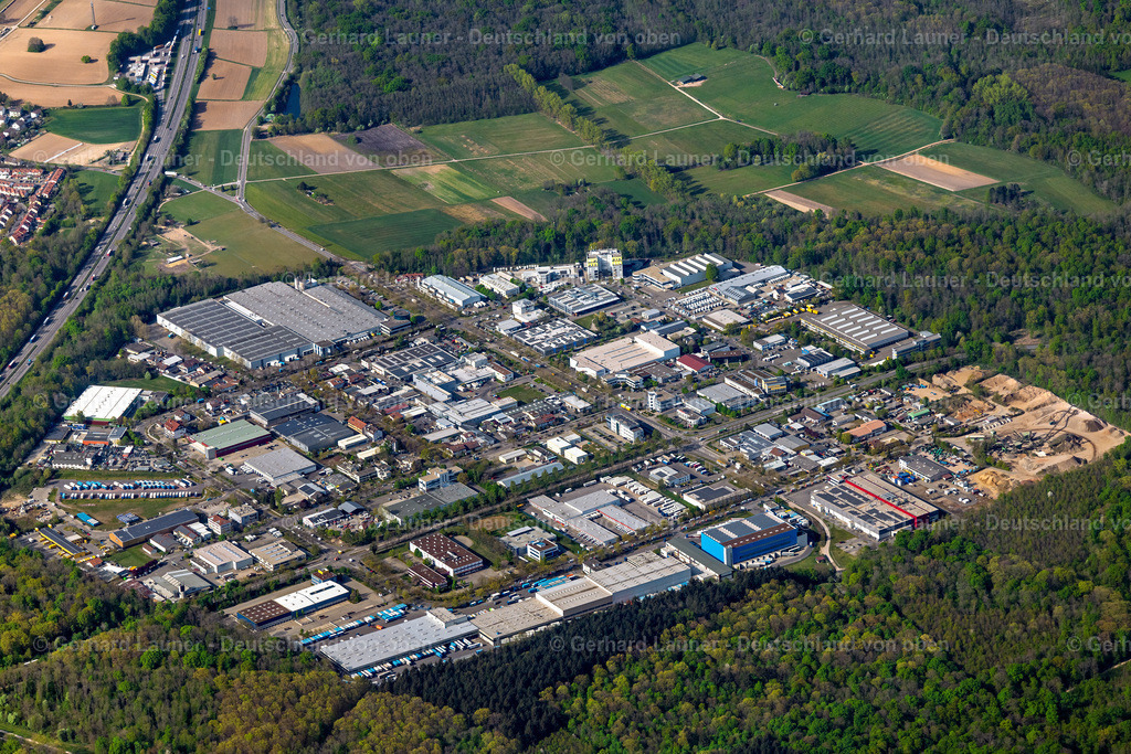 4023796 | FREIBURG IM BREISGAU 15.04.2020 Industrie- und Gewerbegebiet Hochdorf im Ortsteil Hochdorf in Freiburg im Breisgau im Bundesland Baden-Württemberg, Deutschland. // Industrial and commercial area Hochdorf in the district Hochdorf in Freiburg im Breisgau in the state Baden-Wurttemberg, Germany. Foto: Gerhard Launer