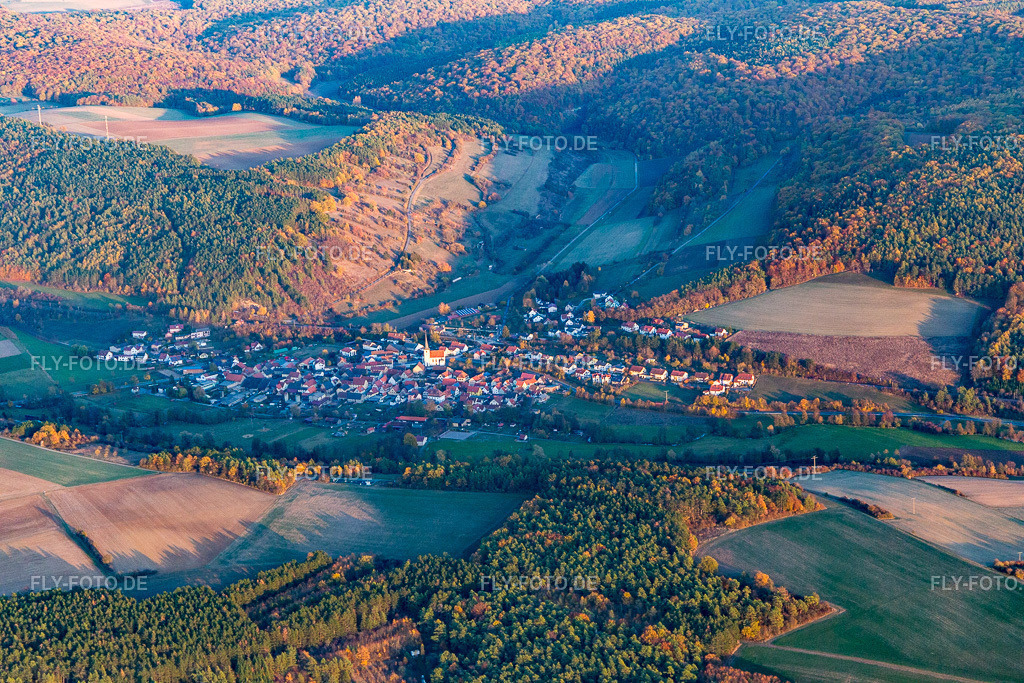 Ortsansicht | Luftbild: Ortsansicht im Ortsteil Binsfeld in Arnstein im Bundesland Bayern in Deutschland. Foto: IMG_112436.jpg vom 02.11.2018 durch Werner Riehm/FLY-FOTO.de - Realisiert mit Pictrs.com