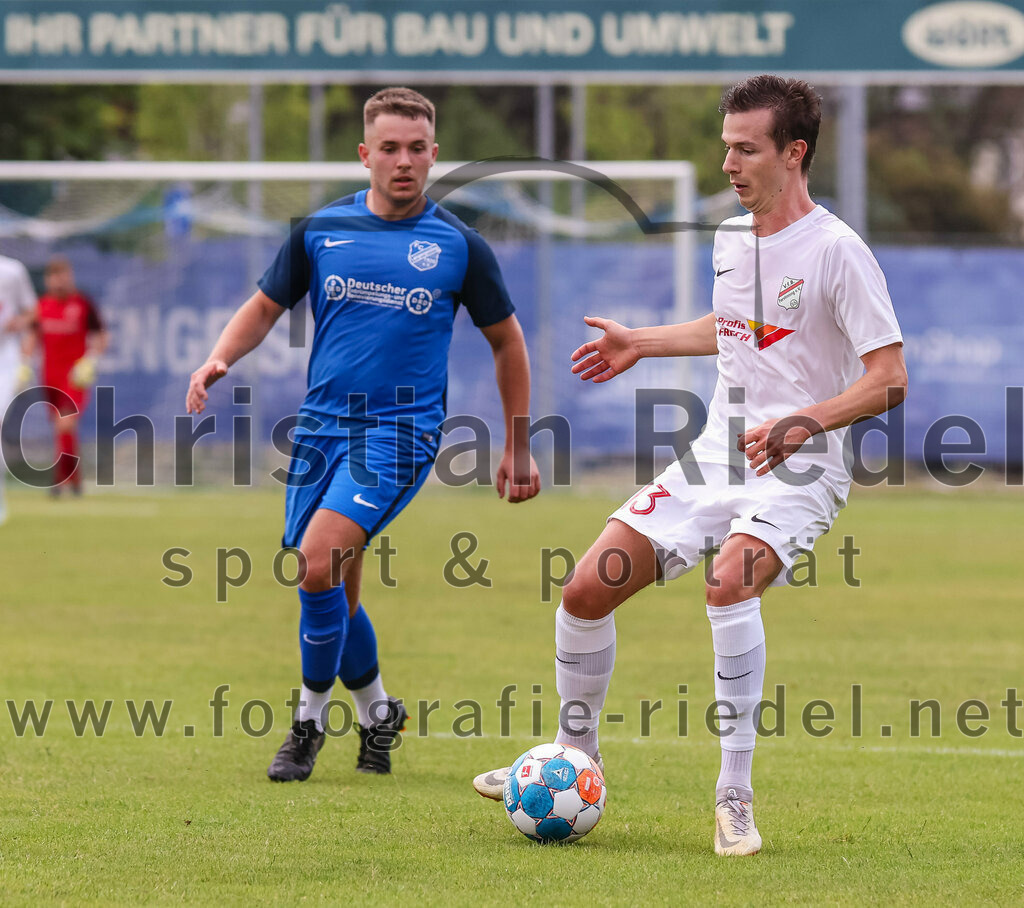 2023-06-30_082_FC_Langengeisling_gegen_VfB_Forstinning | Erding, Deutschland, 30.06.2023:
Fußball, Bezirksliga Oberbayern Ost 2023 / 2024, Testspiel, FC Langengeisling gegen VfB Forstinning, Endergebnis: 3:0

David Riederle (FC Langengeisling, #14), Niklas Mayer (VfB Forstinning, #13)

Foto: Christian Riedel / fotografie-riedel.net