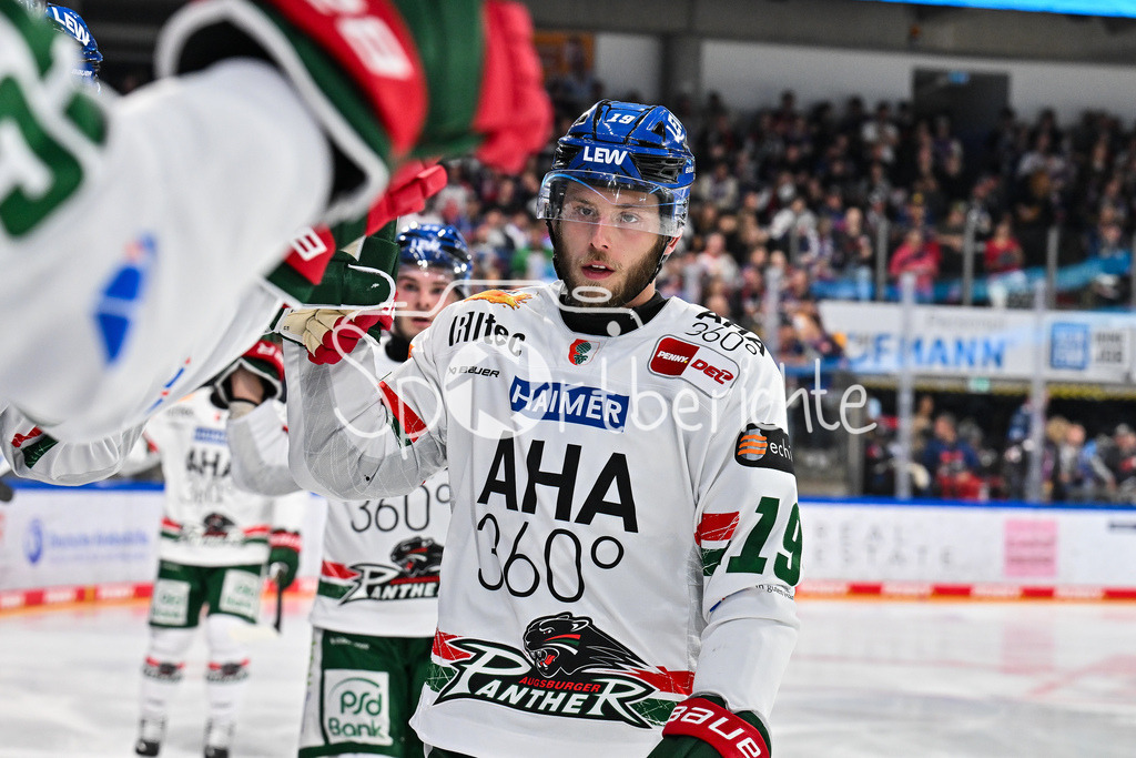 Nürnberg Ice Tigers - Augsburger Panther | Jubel der Panther nach dem Treffer zum 1-1 durch Riley DAMIANI (Augsburger Panther #19) / Tor / Torschuetze / Freude / Happy / DEL: Nürnberg Ice Tigers - Augsburger Panther; PSD Bank Nürnberg ARENA am 12.09.2025