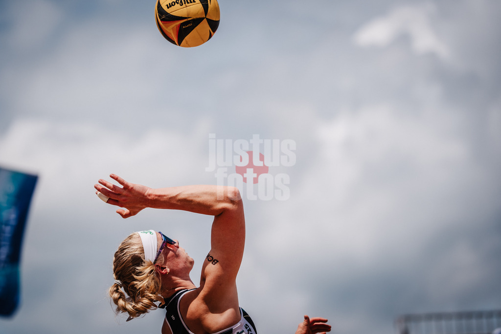 Beachvolleyball | Männer | Allianz German Beach Tour 2025 | Tourstop Hamburg | 31.05.2025 | Anna Behlen beim Aufschlag