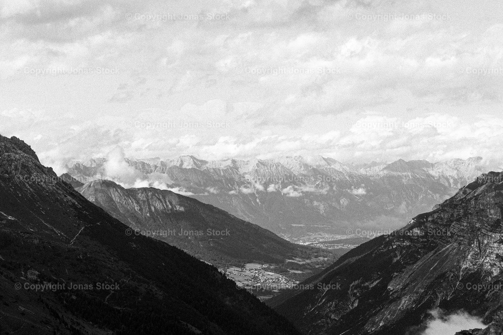 Innsbruck b/w | Innsbruck from a distance.  - Realisiert mit Pictrs.com