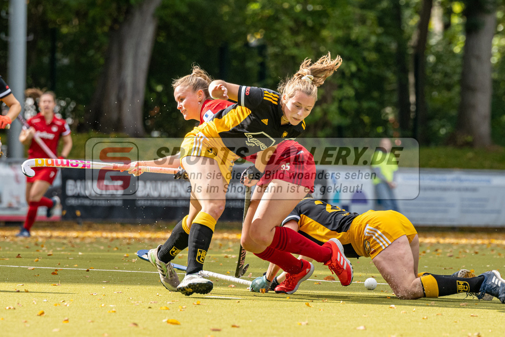 SFE_20221008_0123 | 1. Bundesliga Hockey Damen Rot-Weiss Köln - Harvestehuder THC am 08.10.2022 in Köln (KTHC Stadion Rot-Weiss Köln Tennis and Hockey Club), Photo: Stephan Fehrmann 2022 (Sports-Gallery),Pia Maertens ( Rot-Weiss Köln #35 ) ,Franziska Hauke ( Harvestehuder THC #26)