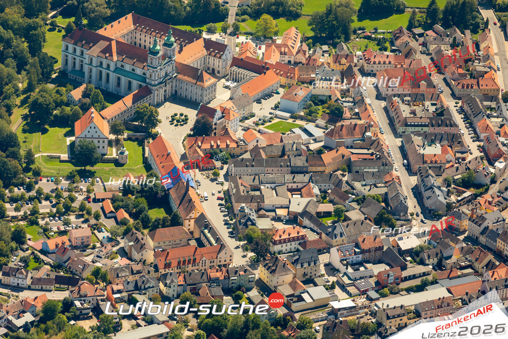 Das Luftbild zeigt : Johannisplatz Waldsassen - Die Luftaufnahme wurde 2023 vom UL-Flugzeug aus erstellt ( keine Drohne ) - Hochauflösende Luftaufnahme - Für grossformatige Ausdrucke geeignet. Die Geschenkidee !Mit Lizenz und Bildrechte bestellbar