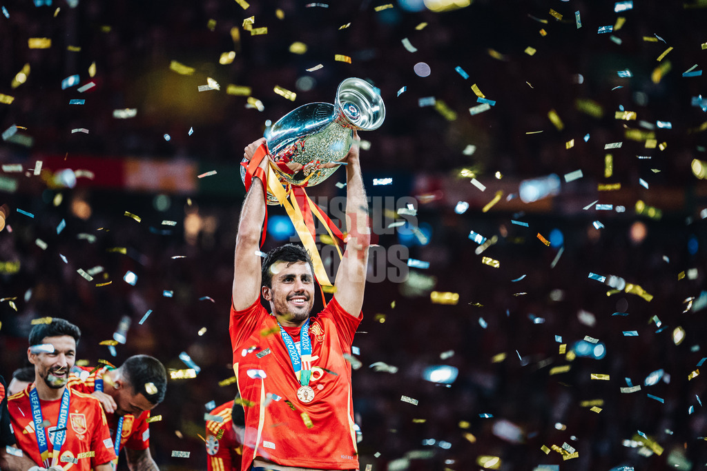 Fußball | Herren | UEFA-Fußball-Europameisterschaft 2024 | Finale | Spanien vs. England | 14.07.2024 | Rodri (#16, Spanien) hisst den Pokal