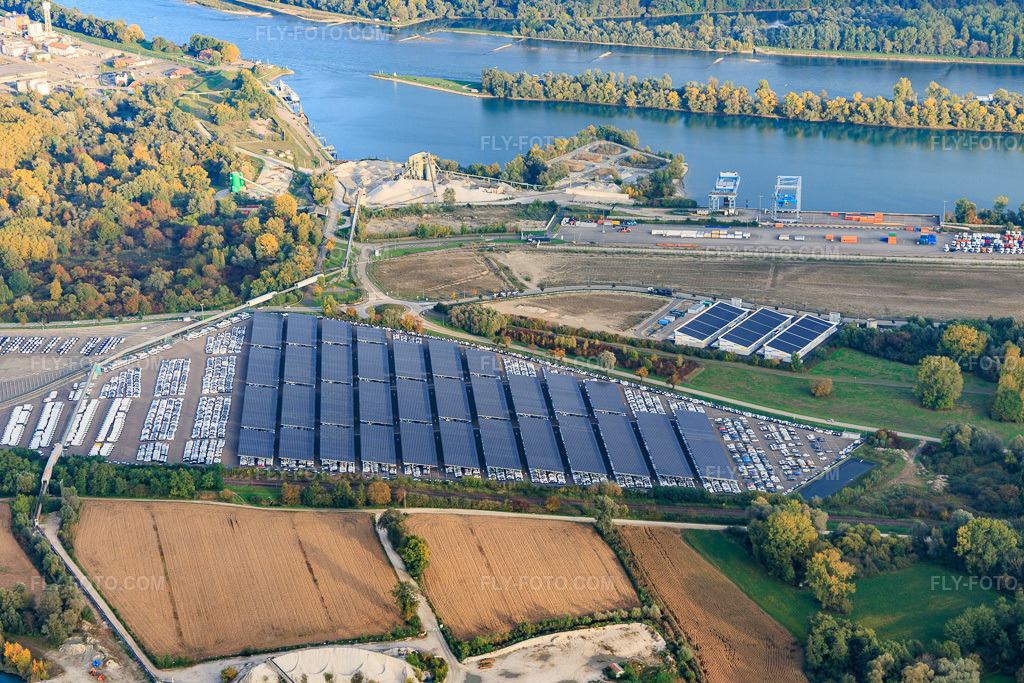 Aerial view: Car park covered with PV systems by Walon at the port Lauterbourg Rhine Terminal in Lauterbourg in the state Bas-Rhin, France. – Photo: IMG_150187.jpg taken on 10/11/2025 by Werner Riehm/FLY-FOTO.com – Resolution of the original: 6000 x 4000 px – Solutions logistiques pour l'industrie: – Paris Terminal - La solution multimodale de référence