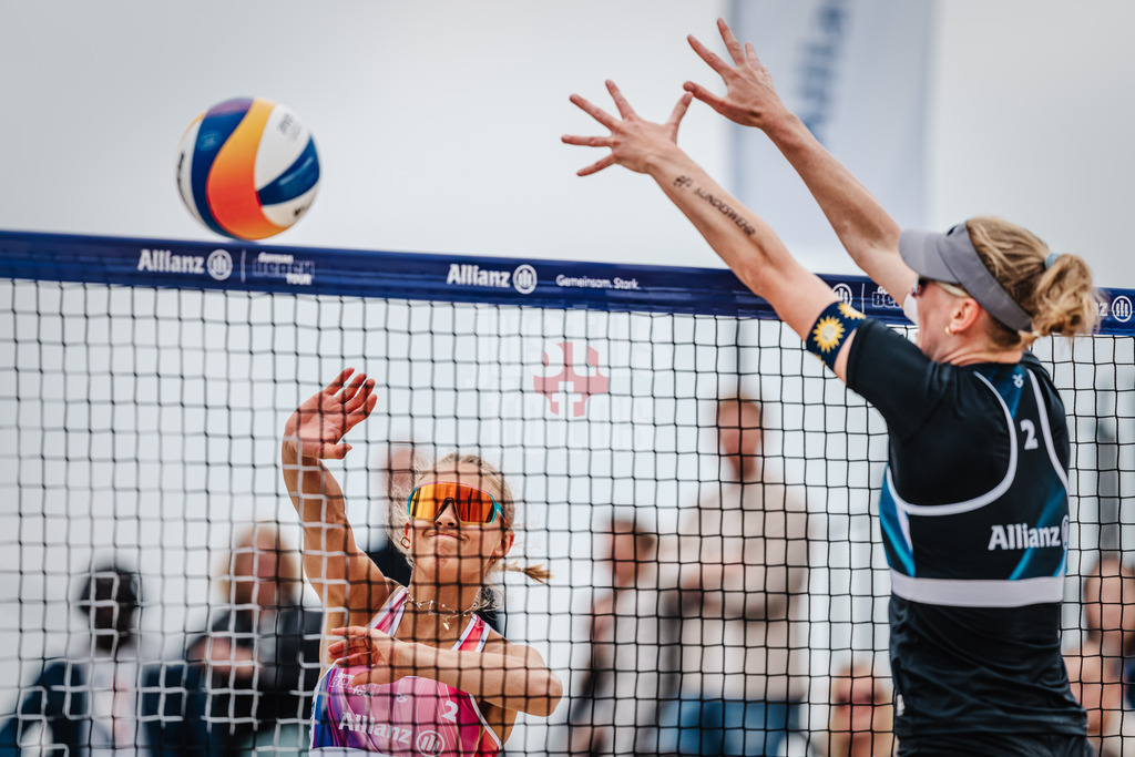 Beachvolleyball | Frauen | German Beach Tour 2024 | Tourstop Düsseldorf | 19.05.2024 | Paula Schürholz (links) beim Angriff vorbei an Marie Schieder (rechts)