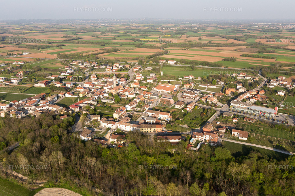 Aerial view: View of the town in Vidulis in the state Friuli Venezia Giulia, Italy. – Photo: IMG_098905.jpg taken on 04/08/2017 by Werner Riehm/FLY-FOTO.com – Resolution of the original: 5472 x 3648 px