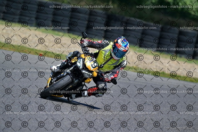 26BT02-1729 | markuskiefer.com - Realisiert mit Pictrs.com