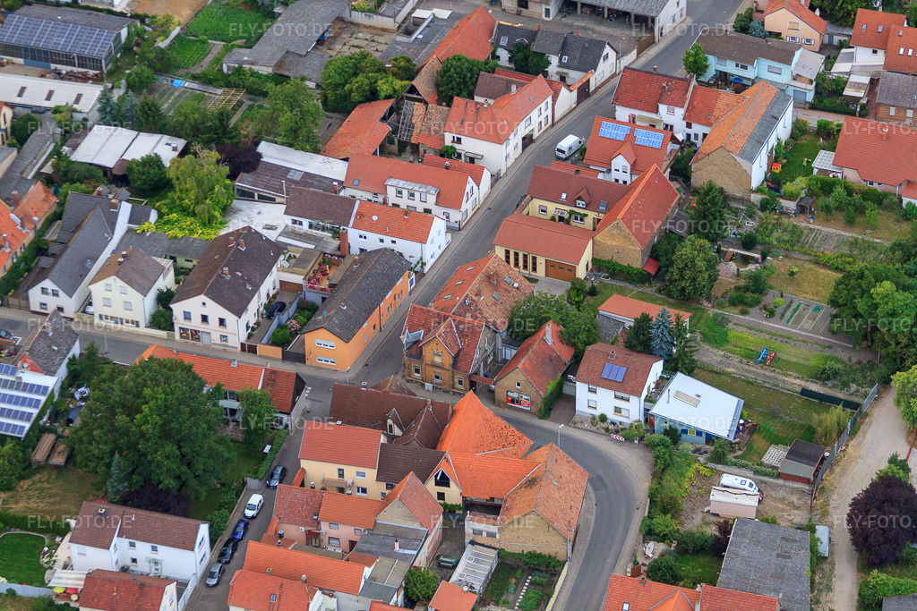 Luftbild: Roxheimer Straße im Ortsteil Bobenheim in Bobenheim-Roxheim im Bundesland Rheinland-Pfalz in Deutschland. Foto: IMG_69142.jpg vom 24.06.2014 durch Werner Riehm/FLY-FOTO.deAuflösung des Originals: 4752 x 3168 px