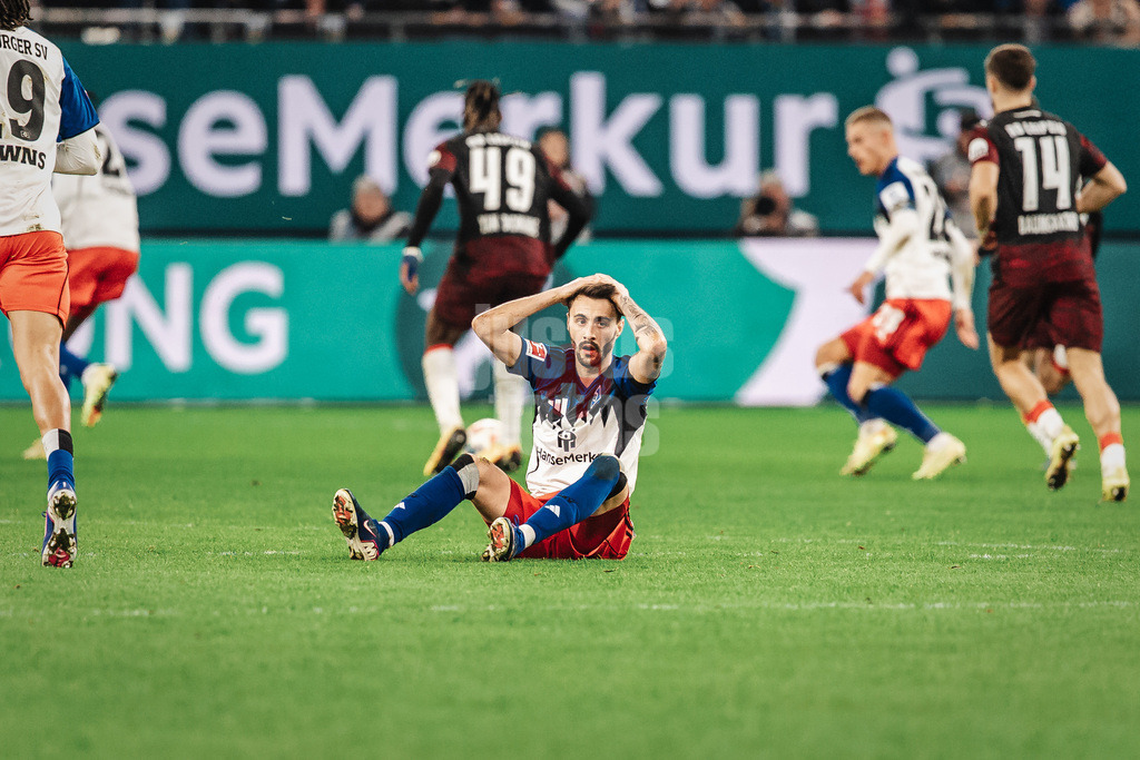 Fußball | Männer | Saison 2025/2026 | 1. Fußball-Bundesliga | 24. Spieltag | Hamburger SV vs. RB Leipzig | 01.03.2026 | Fabio Daniel Ferreira Vieira (#20, HSV) verwundert verärgert enttäuscht