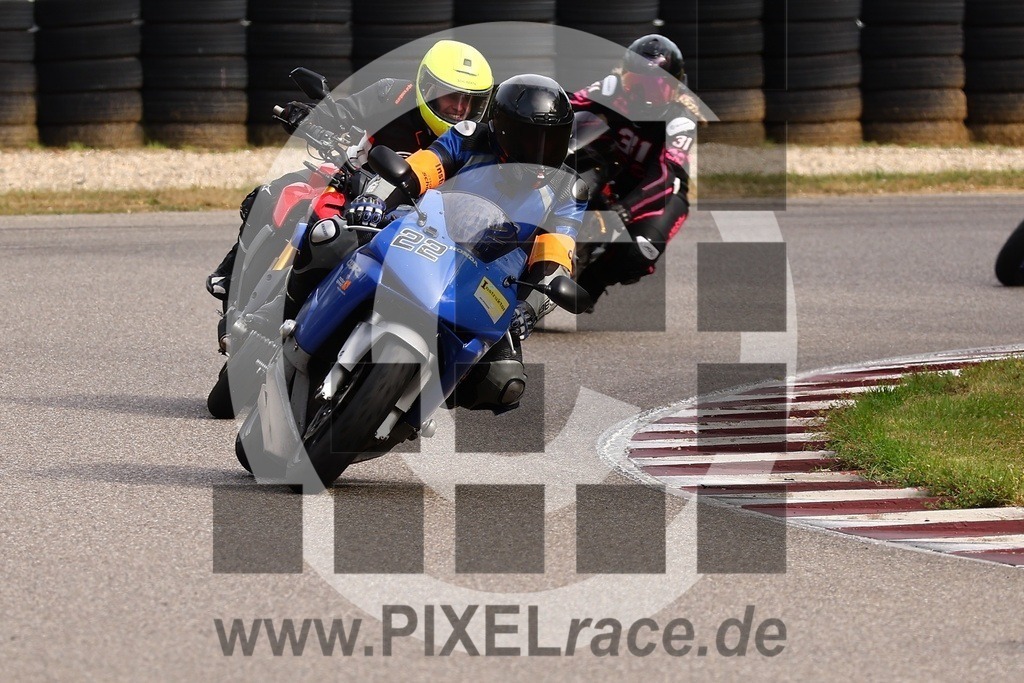 0022-20260921_02235 | Schöne Erinnerungen an spannende Momente - das festzuhalten ist unser Job. PIXELrace.de ist seit 2003 auf den Rennstrecken Europas unterwegs um die Action draußen beim Fahren und die wunderbare Stimmung imm Fahrerlager für euch einzufangen.