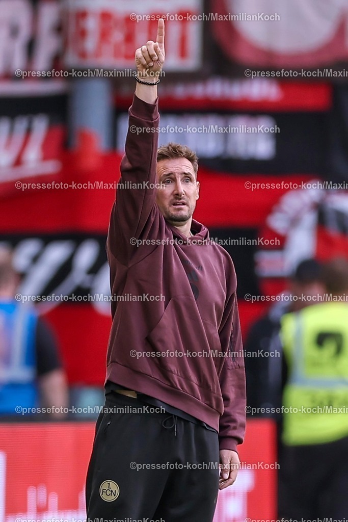 PRM22082501111 | 22.08.2025, Fußball, Preußen Münster - 1. FC Nürnberg, 2. Fußball Bundesliga,  Preußenstadion, Saison 2025 2026: Cheftrainer Miroslav Klose (1FC Nuernberg #hc) gestikulierend am Spielfeldrand Gestik  DFB regulations prohibit any use of photographs as image sequences and or quasi-video.
