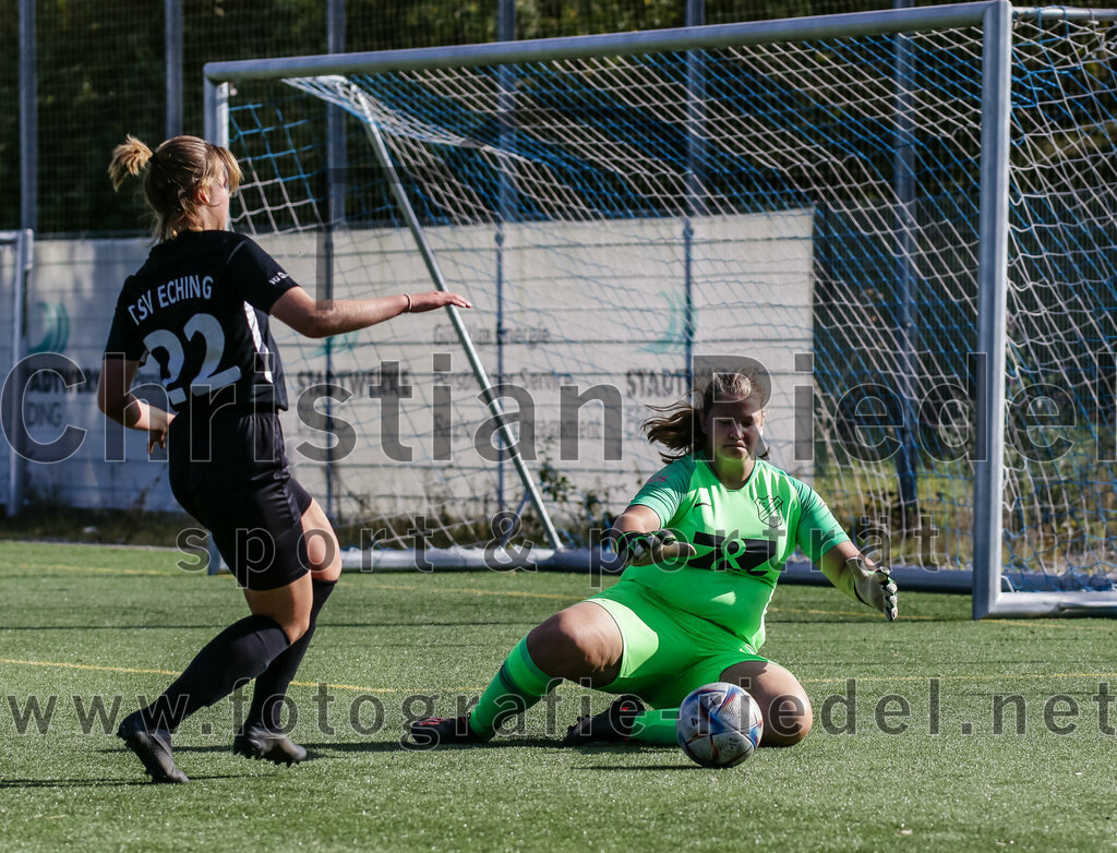 2023-10-21_099_FC_Langengeisling_gegen_TSV_Eching | Erding, Deutschland, 21.10.2023:
Fußball, Bezirksoberliga 2023 / 2024, 8. Spieltag, FC Langengeisling gegen TSV Eching, Endergebnis: 0:0

Alisa Vogel (TSV Eching, #22), Torwart Celine Siebrecht (FC Langengeisling, #21)

Foto: Christian Riedel / fotografie-riedel.net