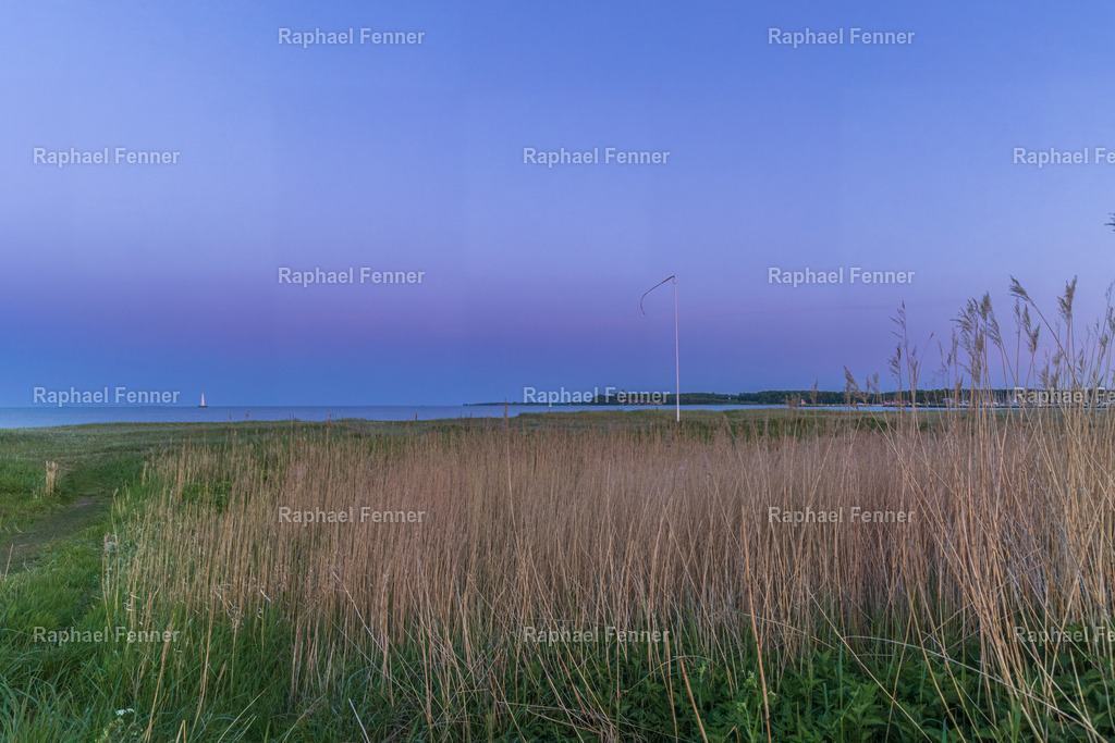 Maiabend in Kerteminde – Stille am Meer | Ein stiller Frühlingsabend an der dänischen Küste – aufgenommen in Kerteminde im Mai. Das warme Licht der untergehenden Sonne trifft auf das ruhige Meer, während ein einzelnes Segelboot in der Ferne vorbeizieht. Die sanften Farben zwischen Himmel, Wasser und Dünengras machen dieses Bild zu einem zeitlosen Motiv für dein Zuhause.Gedruckt in Galeriequalität – auf Leinwand, Alu-Dibond oder als Poster.