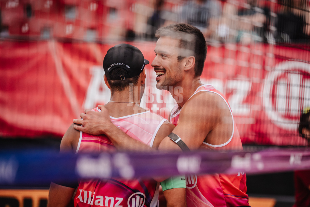 Beachvolleyball | Männer | Allianz German Beach Tour 2025 | Tourstop München | 10.07.2025 | v.l. Kim Huber und Jannis Hopt freuen sich nach dem Sieg