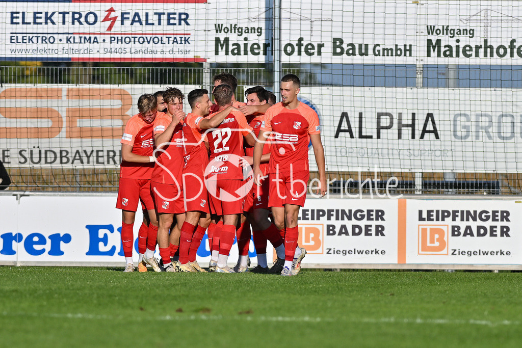 SpVgg Hankofen-Hailing - FC Bayern Amateure | Jubel nach dem Treffer zum 1-0 fuer die Hausherren durch Tobias LERMER (Spvgg #22) / Freude / Happy / Tor / Torschuezte