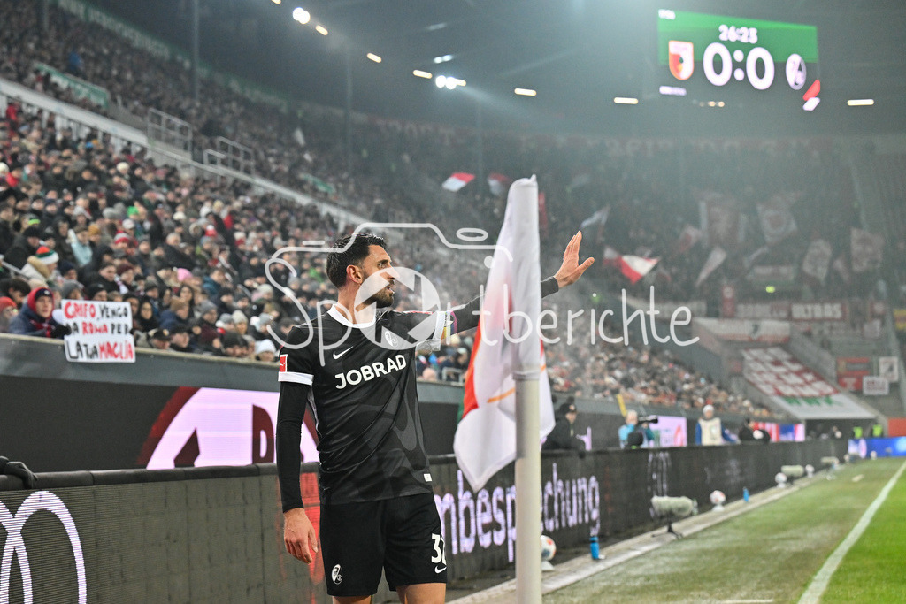 FC Augsburg - SC Freiburg | AUGSBURG, GERMANY - 18. JANUARY: im Bild Vincenzo GRIFO (SC Freiburg 32) bei einem Eckball / Einzelfoto / Freisteller während dem Bundesligamatch zwischen dem FC Augsburg und dem SC Freiburg am 18. Spieltag in der WWK-Arena / DFL REGULATIONS PROHIBIT ANY USE OF PHOTOGRAPHS AS IMAGE SEQUENCES AND/OR QUASI-VIDEO