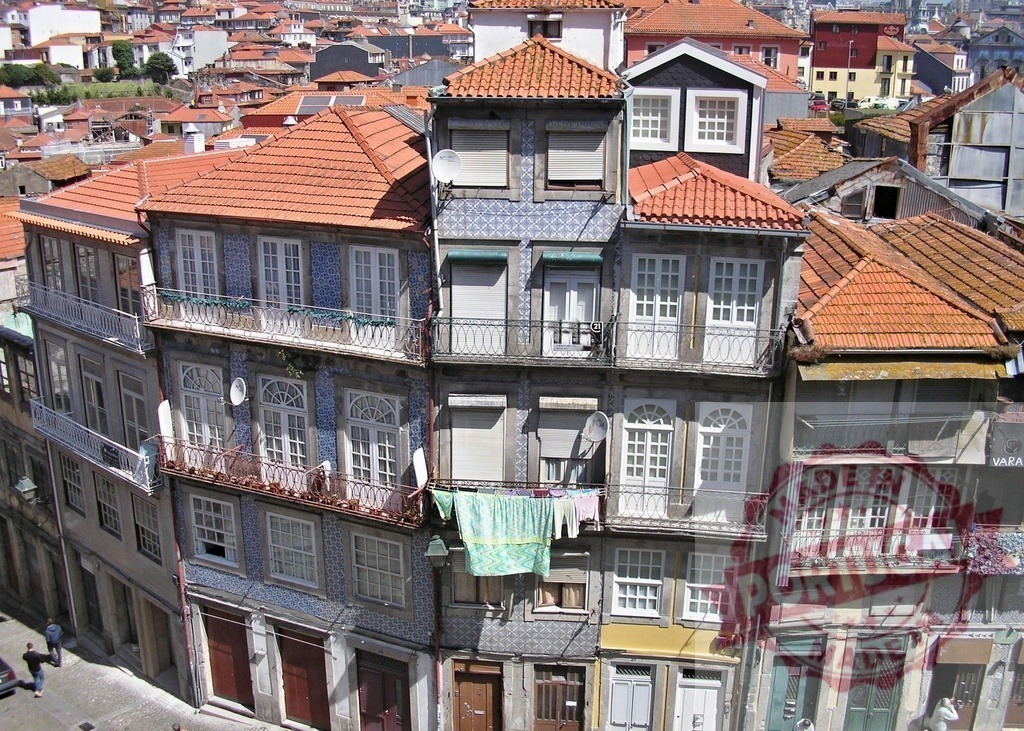 Porto Ribeira district historic buildings with azulejos and terracotta roofs | Traditional Portuguese architecture featuring azulejo tile facades and orange terracotta roofs in the city of Porto - Realisiert mit Pictrs.com
