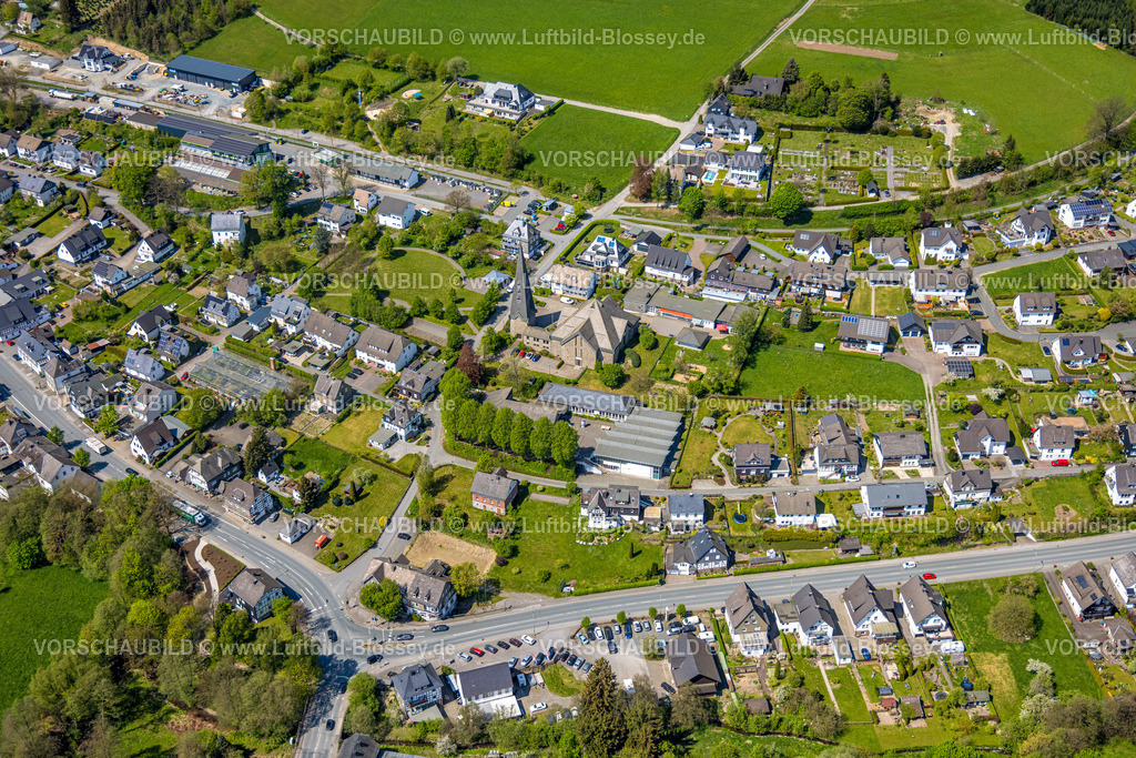 Schmallenberg240505284Gleidorf | Luftbild, Ortszentrum mit kath. Herz-Jesus-Kirche, Gemeinschaftsteilstandort Gleidorf der katholischen Grundschule, Kindergarten Kita Gleidorf, Gleidorf, Schmallenberg, Sauerland, Nordrhein-Westfalen, Deutschland