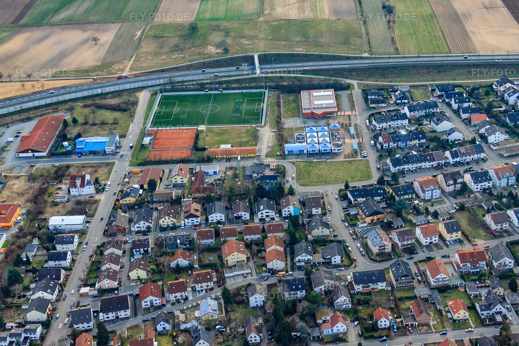 Luftbild: Soprtplätze an der Hirschacker-Grundschule in Schwetzingen im Bundesland Baden-Württemberg in Deutschland. Foto: IMG_25067.jpg vom 18.03.2010 durch Werner Riehm/FLY-FOTO.de