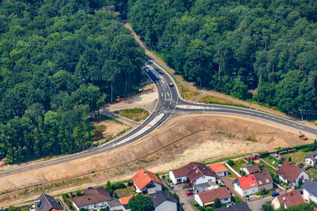 Luftbild: Ortsausfahrt Hatzenbühler Straße in Jockgrim im Bundesland Rheinland-Pfalz in Deutschland. Foto: IMG_29721.jpg vom 02.07.2010 durch Werner Riehm/FLY-FOTO.de