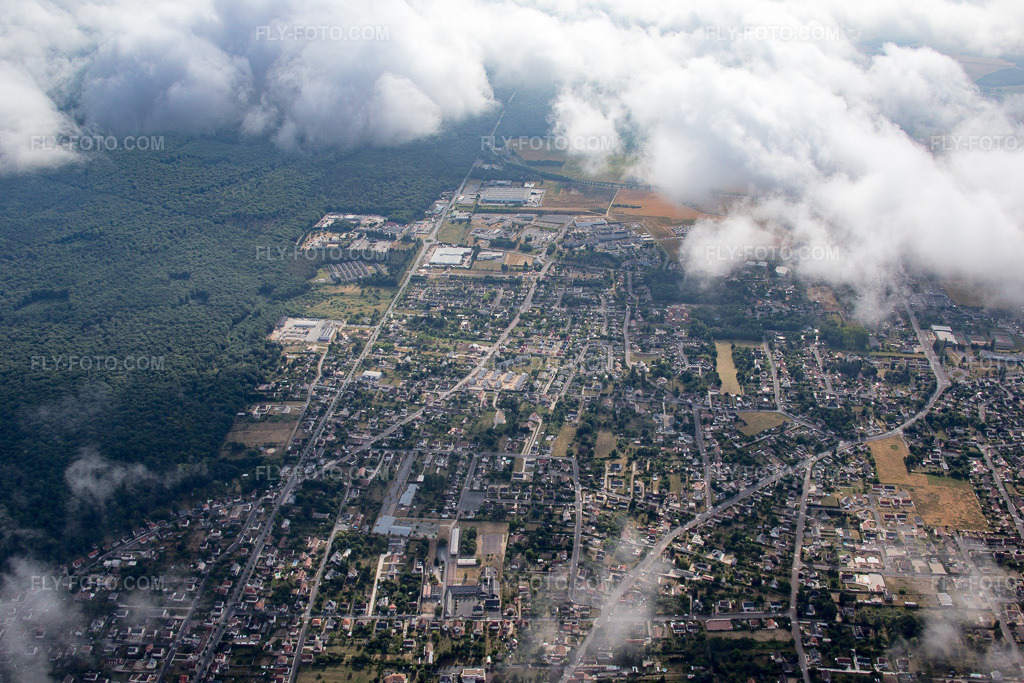 Aerial view: View of the town in Amilly in the state Loiret, France.Photo: IMG_082597.jpg taken on 06/21/2015 by Werner Riehm/FLY-FOTO.comResolution of the original: 5324 x 3550 px