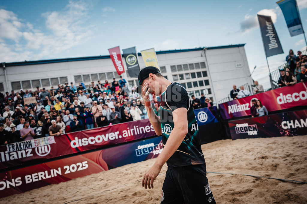 Beachvolleyball | Männer | Allianz German Beach Tour 2025 | Tourstop Berlin | 24.08.2025 | Robin Sowa ärgert sich nach der Niederlag im Finale