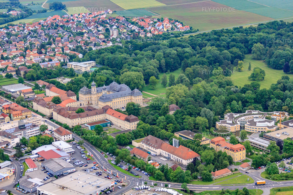 Luftbild: Schloßpark und Schloß Werneck mit Schlosskirche und Albert-Schweitzer-Haus in Werneck im Bundesland Bayern in Deutschland.Foto: IMG_66112.jpg vom 30.05.2014 durch Werner Riehm/FLY-FOTO.deAuflösung des Originals: 4752 x 3168 pxWWW.WERNECK-EVANGELISCH.DE