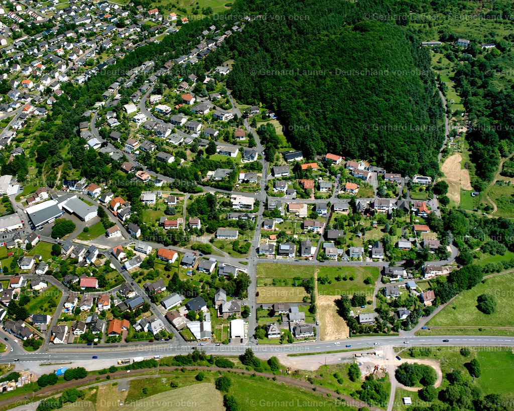 2610619 | SEELBACH 09.06.2006 Von Wald und Forstgebieten umgebener Ortskern der Straßen und Häuser und Wohngebiete in Seelbach im Bundesland Hessen, Deutschland // Surrounded by forest and forest areas center of the streets and houses and residential areas in Seelbach in the state Hesse, Germany Foto: Gerhard Launer