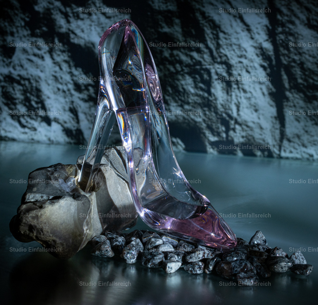 Cinderella – Gläserner Schuh | Ein filigraner Schuh aus Glas glitzert vor kühler, felsiger Kulisse – ein märchenhaftes Motiv voller Transparenz und Lichtbrechung. Elegant, verträumt und außergewöhnlich. Ein romantischer Blickfang. Als Fine-Art-Print und Wandbild in verschiedenen Größen erhältlich. - Realisiert mit Pictrs.com