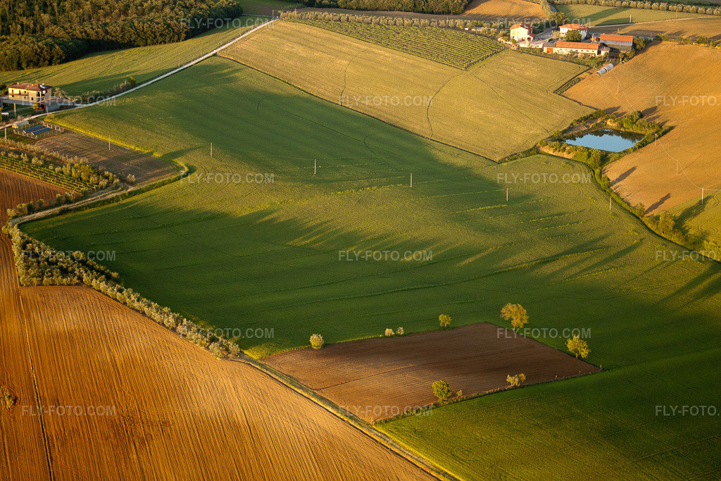 Aerial view: View of the town in Montagnano in the state Tuscany, Italy. – Photo: IMG_28001.jpg taken on 05/30/2010 by Werner Riehm/FLY-FOTO.com – Resolution of the original: 4752 x 3168 px