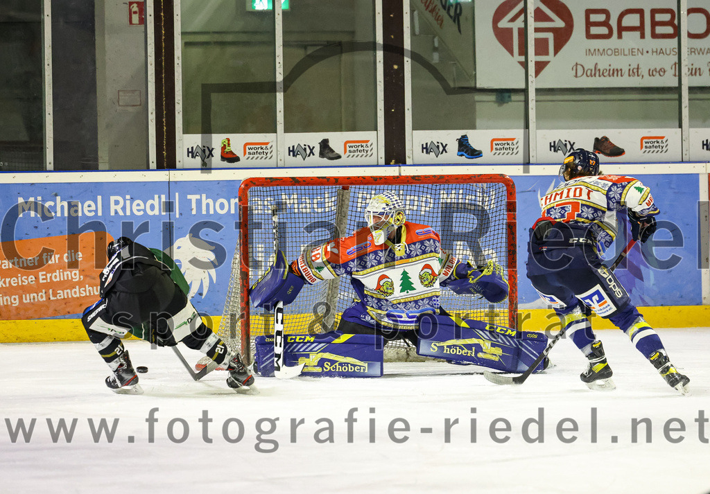 2022-12-09_063_TSV_Erding_gegen_EHC_Waldkraiburg | Erding, Deutschland, 09.12.2022:
Eishockey, Bayernliga 2022 / 2023, 19. Spieltag, TSV Erding gegen EHC Waldkraiburg, Endergebnis: 9:2

Torwart Kevin Yeingst (EHC Waldkraiburg, #80), Daniel Schmidt (EHC Waldkraiburg, #17)

Foto: Christian Riedel / fotografie-riedel.net