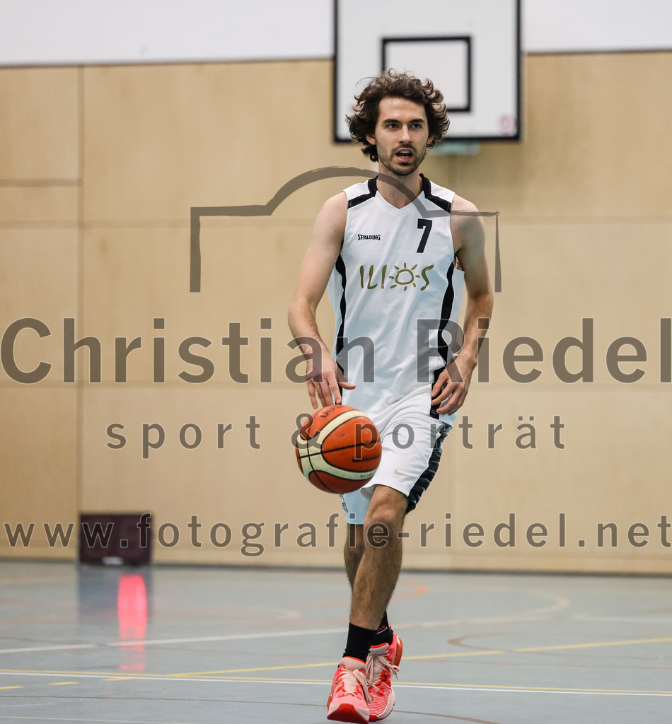 2022-12-03_022_TSV_Vaterstetten_gegen_TG_Landshut | Vaterstetten, Deutschland, 03.12.2022:
Basketball, Bayernliga Herren Südost 2022 / 2023, 7. Spieltag, TSV Vaterstetten gegen TG Landshut, Endergebnis: 71:78

Luca Maurice Kohll (TSV Vaterstetten, #7)

Foto: Christian Riedel / fotografie-riedel.net