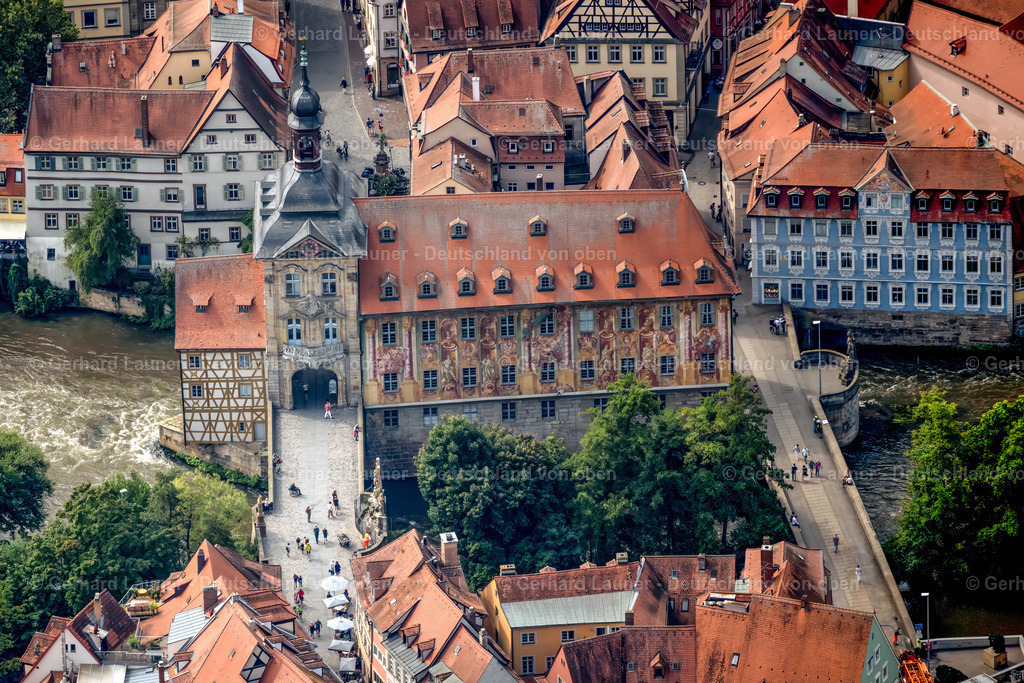 4060156 | BAMBERG 07.09.2021 Altstadtbereich und Innenstadtzentrum mit dem Alten Rathaus Bamberg zwischen Unterer Brücke und Oberer Brücke am Linken Regnitzarm in Bamberg im Bundesland Bayern, Deutschland. // Old Town area and city center with dem Alten Rathaus Bamberg between Unterer Bruecke and Oberer Bruecke on Linken Regnitzarm in Bamberg in the state Bavaria, Germany. Foto: Gerhard Launer