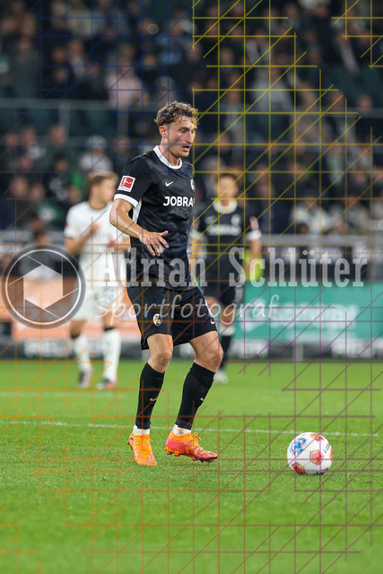 Borussia Mönchengladbach vs SC Freiburg - Bundesliga  | Mönchengladbach, Deutschland, 05.10.25:   Patrick Osterhage (SC Freiburg) in Aktion am Ball, Einzelaktion waehrend des Spiels der Bundesliga zwischen Borussia Mönchengladbach vs SC Freiburg im Stadion im Borussia Park(Foto von Brauer-Fotoagentur / Adrian Schlueter)