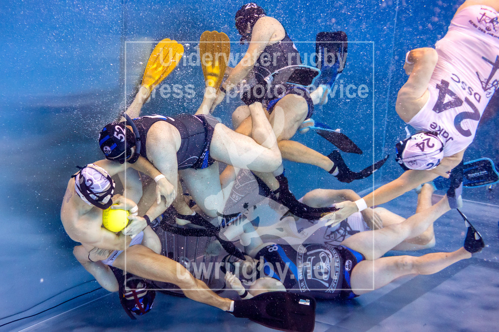 Deutsche Meisterschaft 2024 in Unterwasser-Rugby | DSSC Duisburg in weiß gegen die Spielgemeinschaft Bielefeld / Paderborn in blau. - Realisiert mit Pictrs.com